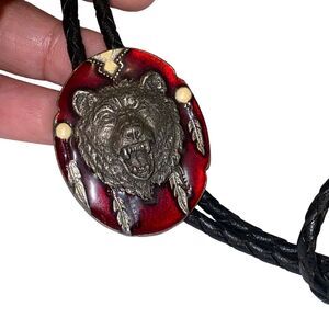 VINTAGE 1992 SISKIYOU BUCKLE CO. RED ENAMEL WOLF NICKLE SLIDE BOLO TIE